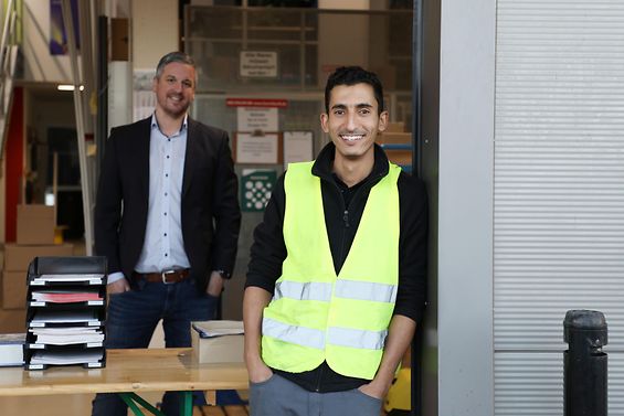 Elektroniker Aziz El Alami (vorne) und Prokurist Michael Gantenberg (hinten) von der Horst Busch Gruppe