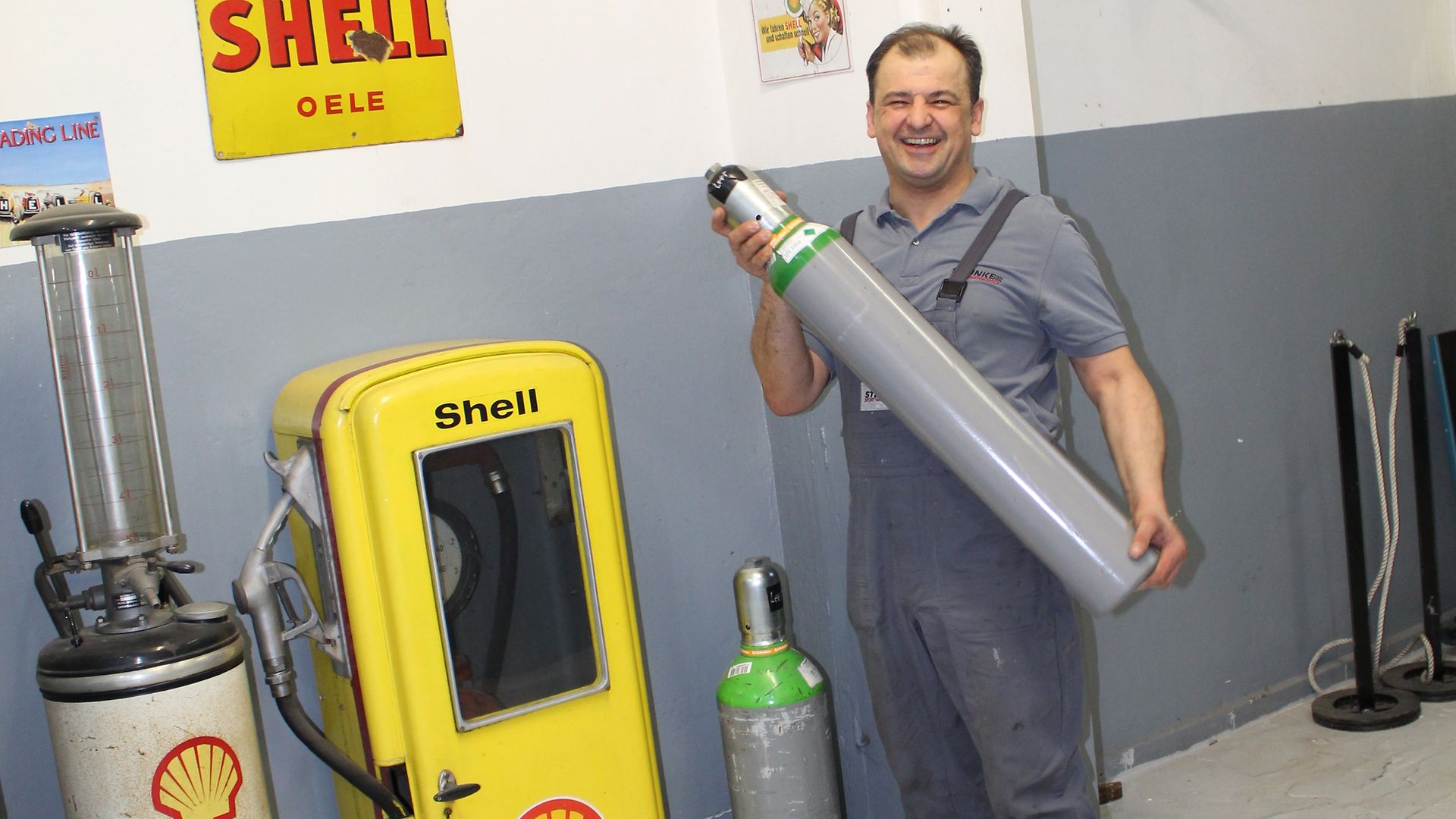 Karol Jefimow steht in der Werkstatt und trägt eine Gasflasche
