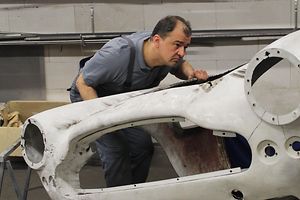 Karol Jefimow repariert einen Wagen 