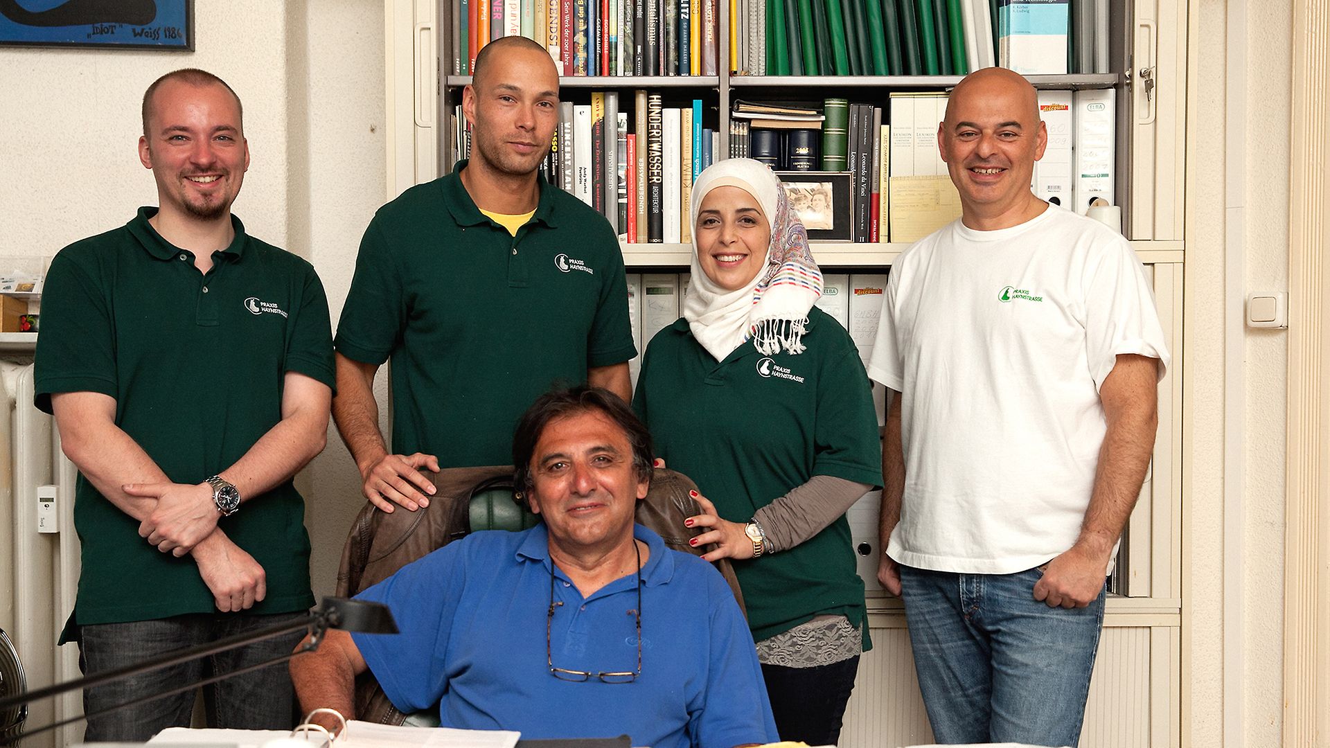 Wessal Alkhalil mit ihren beiden Chefs und zwei Kollegen