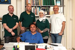 Wessal Alkhalil mit ihren beiden Chefs und zwei Kollegen