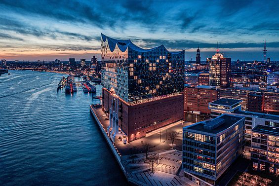 Elbphilharmonie bei Nacht mit beleuchteten Zimmern des Westin Hotels in Herzform