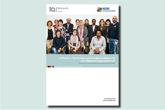 Cover der Broschüre " Leitfaden – Ressourcen und Professionalisierung von Migrantenorganisationen"