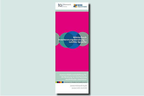 Cover der Broschüre "Wörterbuch Anerkennungsberatung – Leichte Sprache"